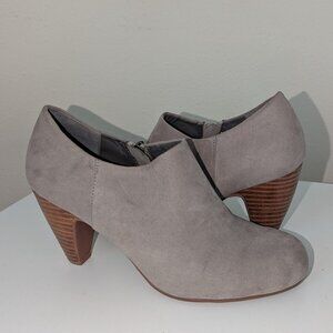 Gray Suede Low Cut Ankle Bootie Sz 7.5